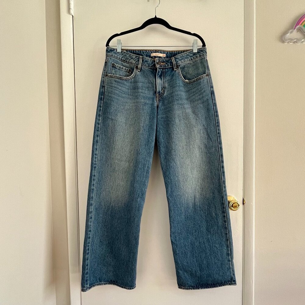 Levi's Low Loose Jeans Women's Size 30W, 32L - Medium Wash - Like New